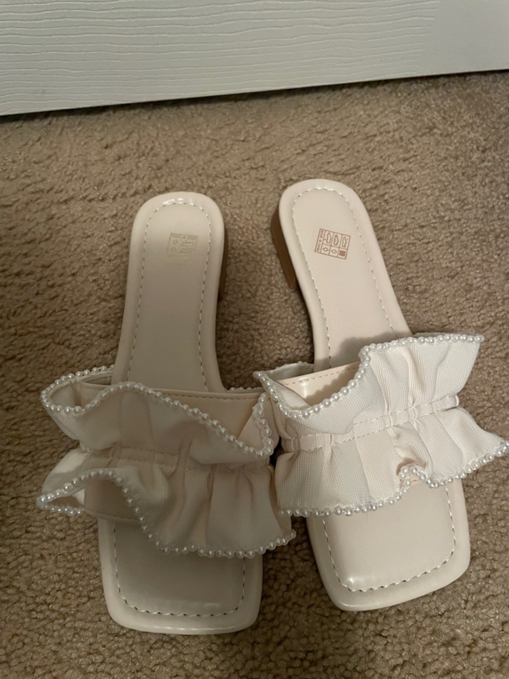 Women's Cream Ruffle Pearl-Trim Slide Sandals